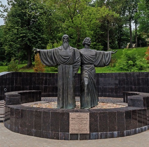 Памятник основателям